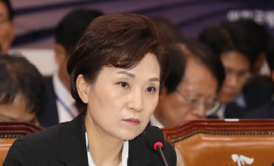 김현미 국토부 장관이 21일 열린 국토교통위원회 국정감사에서 의원 질의를 듣고 있다.<연합뉴스>